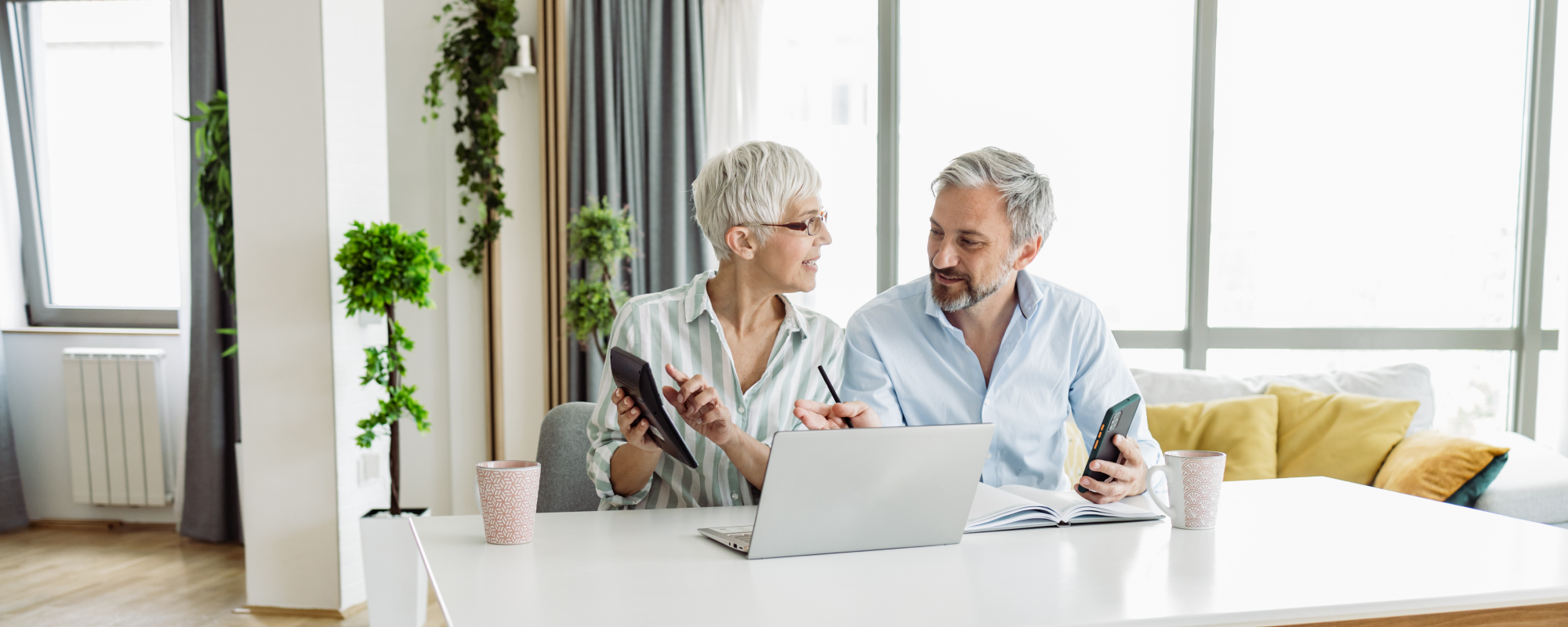 Homme et femme avec des calculatrices faisant leurs finances