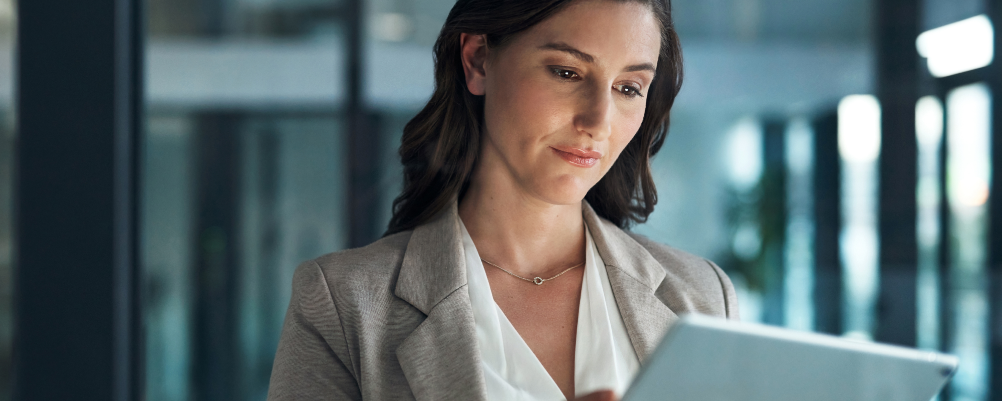 Femme regardant sa tablette au bureau