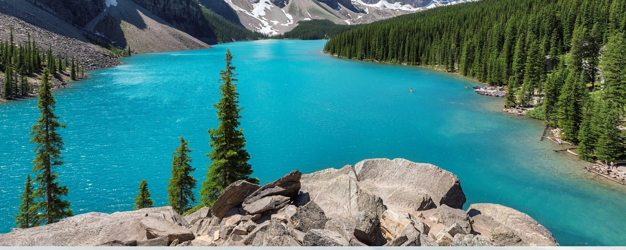 Lac avec montagne et arbres