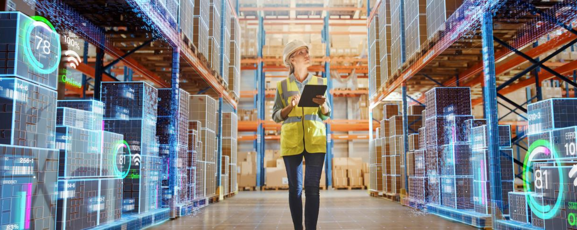 personne marchant avec un clipboard dans un entrepôt